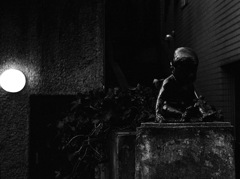 新井薬師道の幼児像