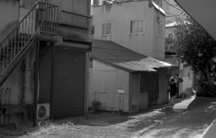 裏道と女性