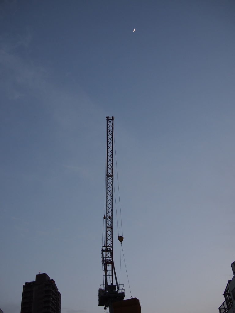 月とクレーン