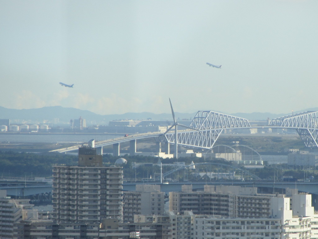 ゲートブリッジの奥から飛行機が