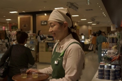 働く女性　お茶をどうぞ