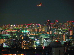 東京上空の月