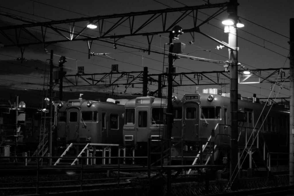 モノクロの赤電