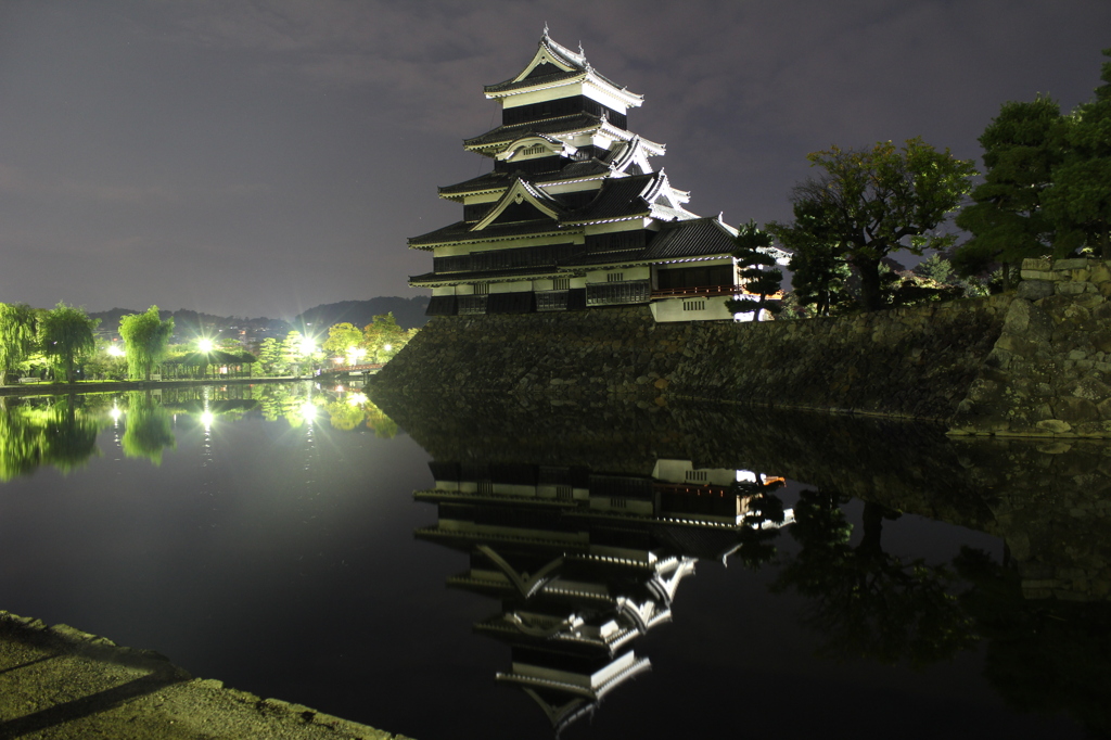 夜の松本城。