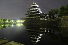 夜の松本城。