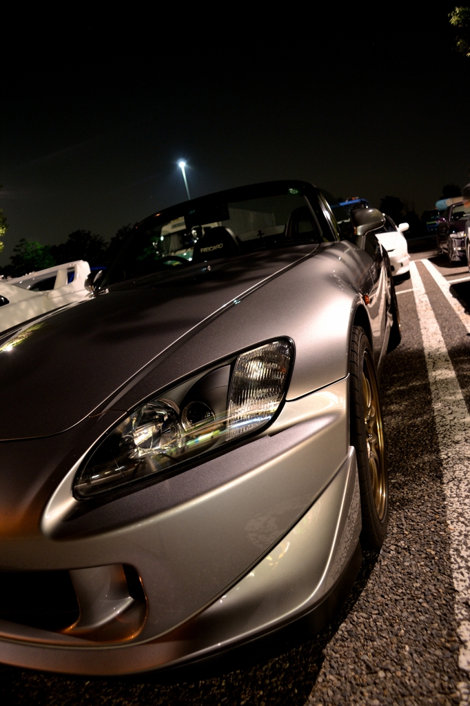 夜に映えるオープンカー