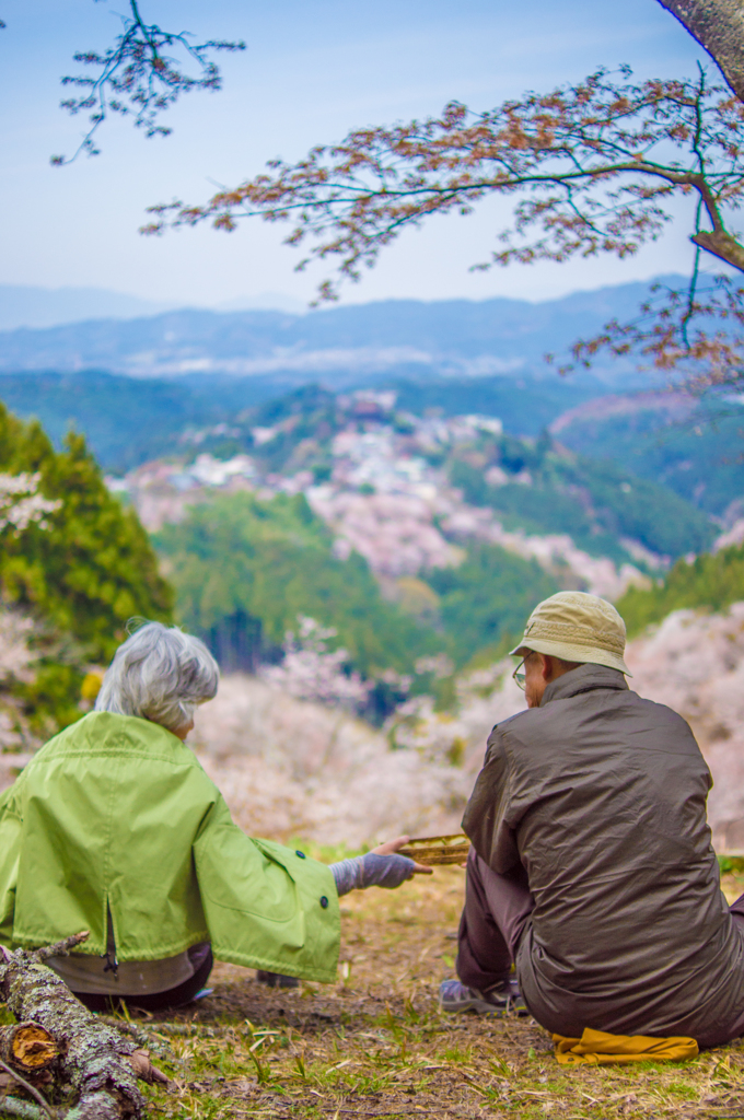 「はい、お弁当」「おう、今年もありがとう」