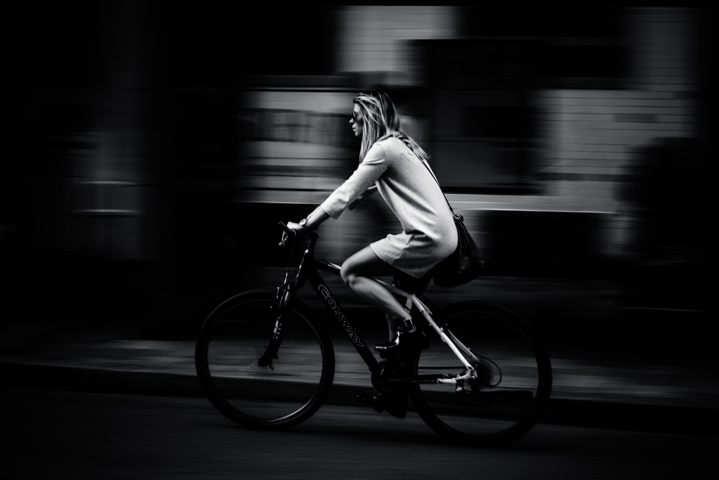 自転車流し撮り　〜ワンピースの女性〜