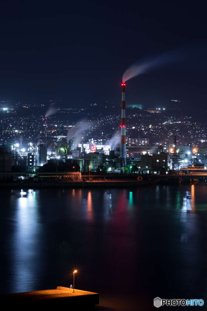 工場夜景と釣り人