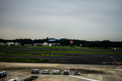 飛行機と働く車