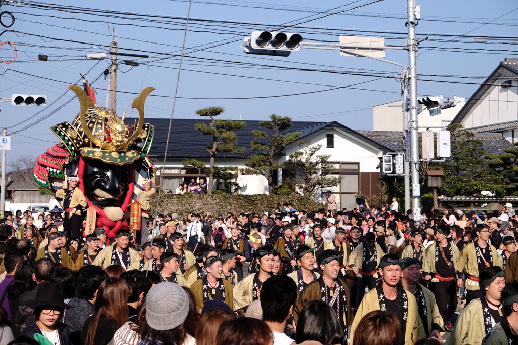 御旅所神幸　曳出　義経の兜