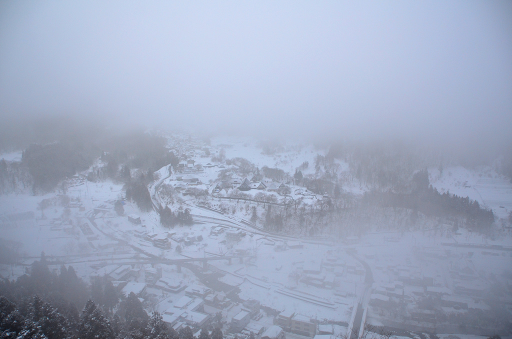 霧の中の雪景色