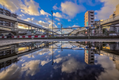 朝の京急蒲田駅リフレクション