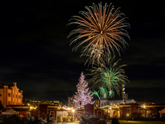 クリスマスツリーに花火を添えて