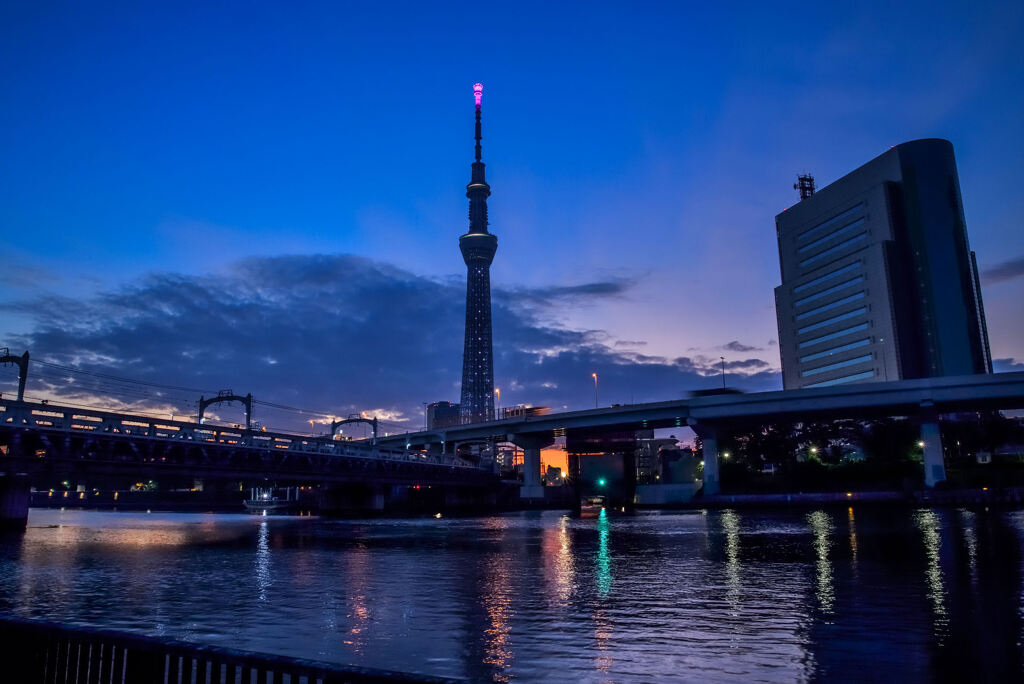 隅田川の夜明け