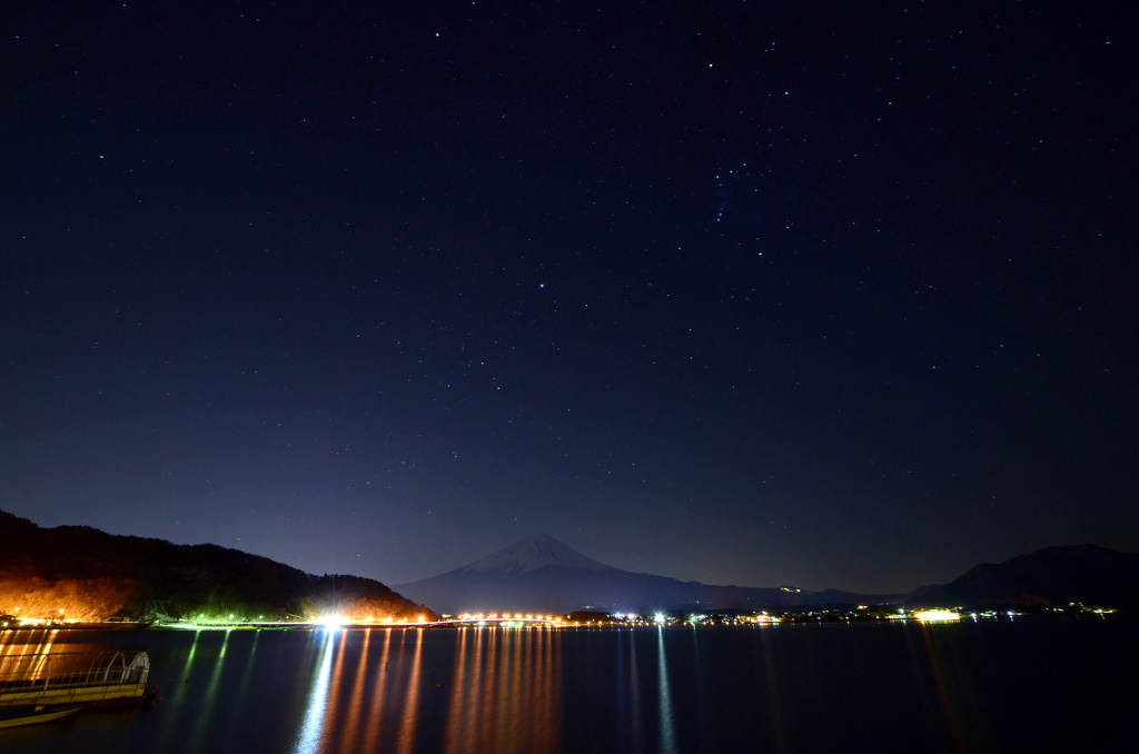 星降る夜の河口湖