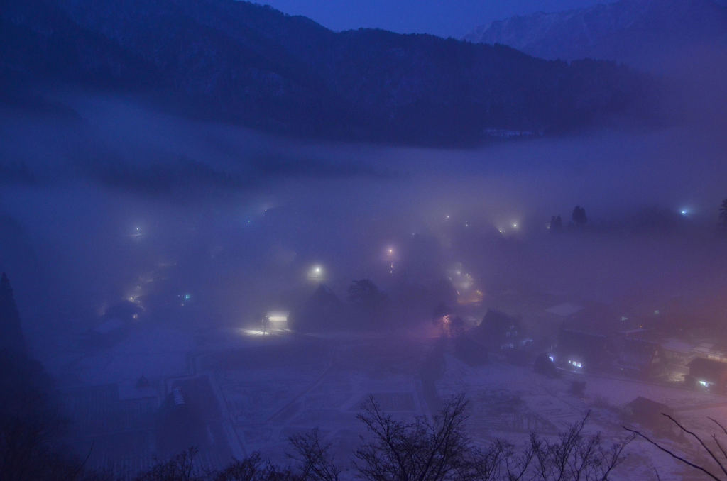 朝霧の白川郷