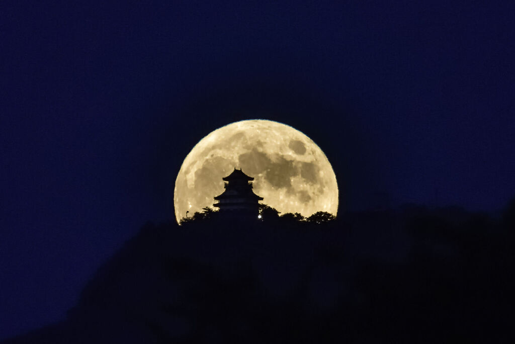 岐阜城と満月