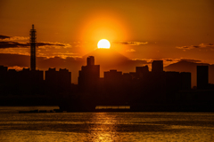 大黒大橋のダイヤモンド富士(花粉光環付き)