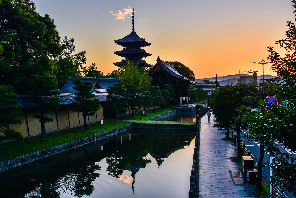 夜明けの東寺五重塔