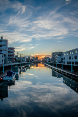 呑川と秋の空