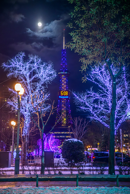 月とイルミネーション