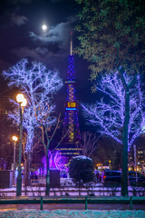 月とイルミネーション