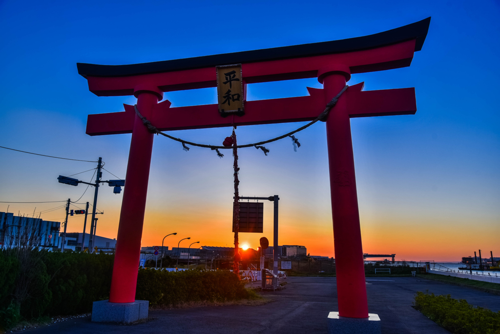 鳥居から朝日