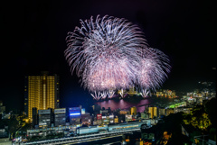 雨の中の熱海海上花火大会