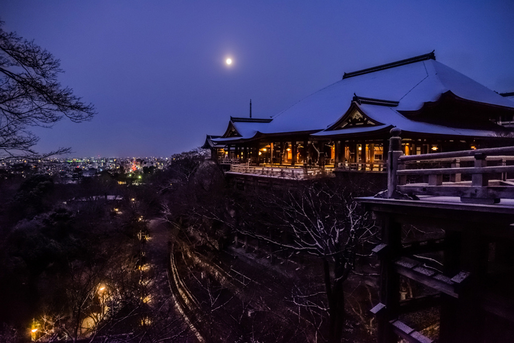 夜明けの月と清水寺