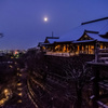 夜明けの月と清水寺