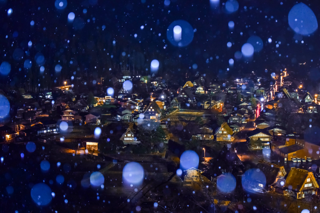 白川郷に雪が降る