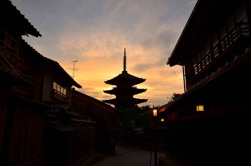 夕暮れの八坂道