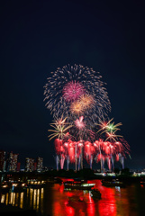 思い出の花火大会: 四年前の花火の祭典