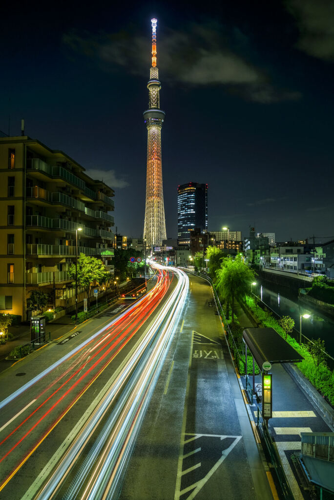 スカイツリーと光跡