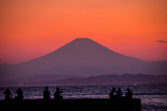 夕暮れの富士を見る人々
