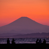 夕暮れの富士を見る人々