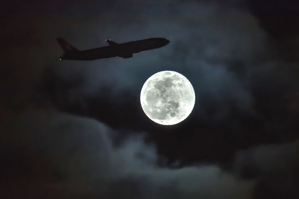 月と飛行機
