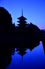 京都の青い夜明け