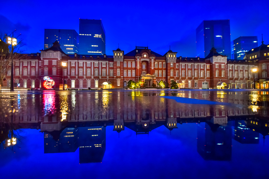 夜明けの東京駅