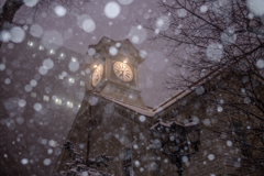 夜明けの時計台の雪景色