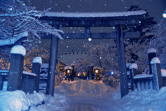夜の神社の雪景色2