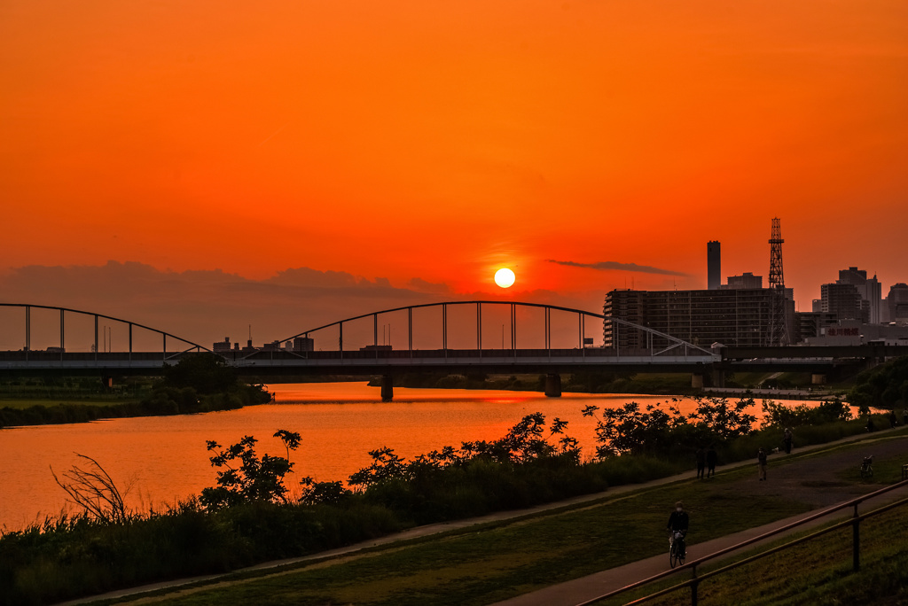 多摩川大橋と夕日