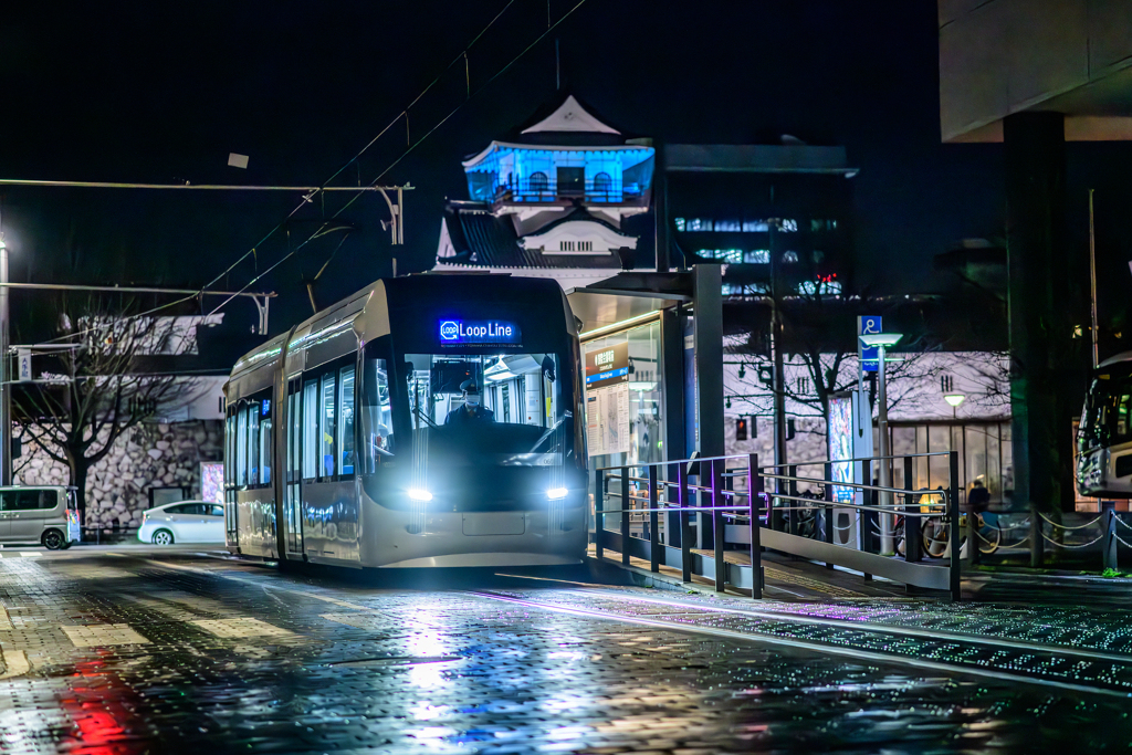 富山城と路面電車