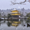 残り紅葉と雪の金閣寺