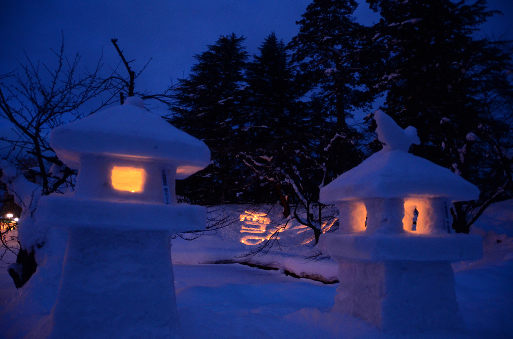 黄昏の雪灯篭