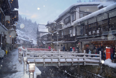 温泉街にハートの雪が舞う