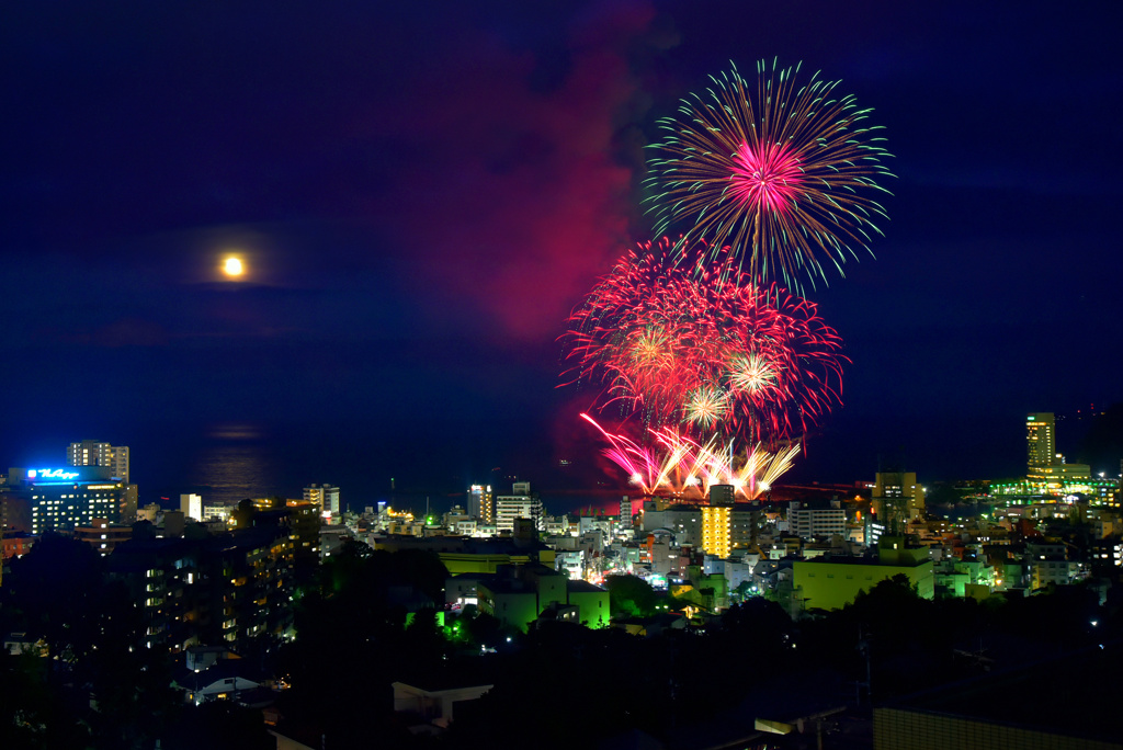 月夜の熱海花火