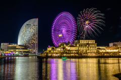 金色の夜景に花火を添えて