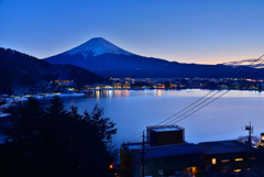 黄昏時の富士山